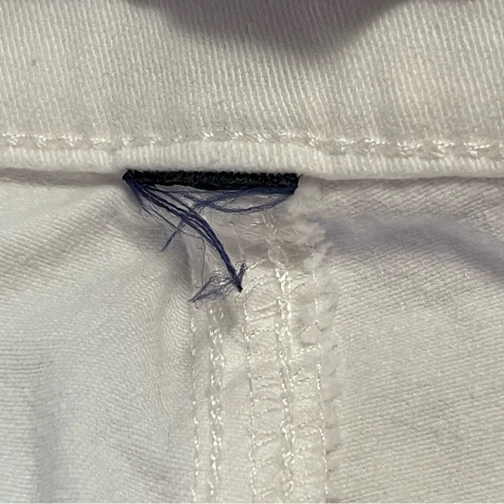 Bandolino Women’s White Pull-On Skimmer Pants - Picture 5 of 11